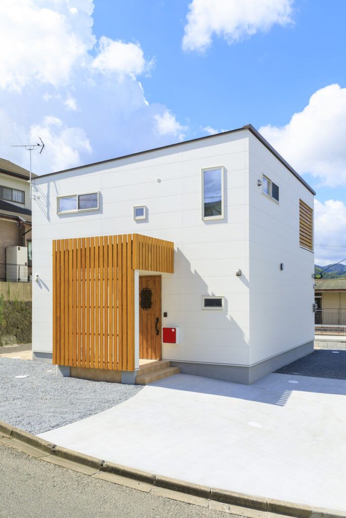 木と白の外観