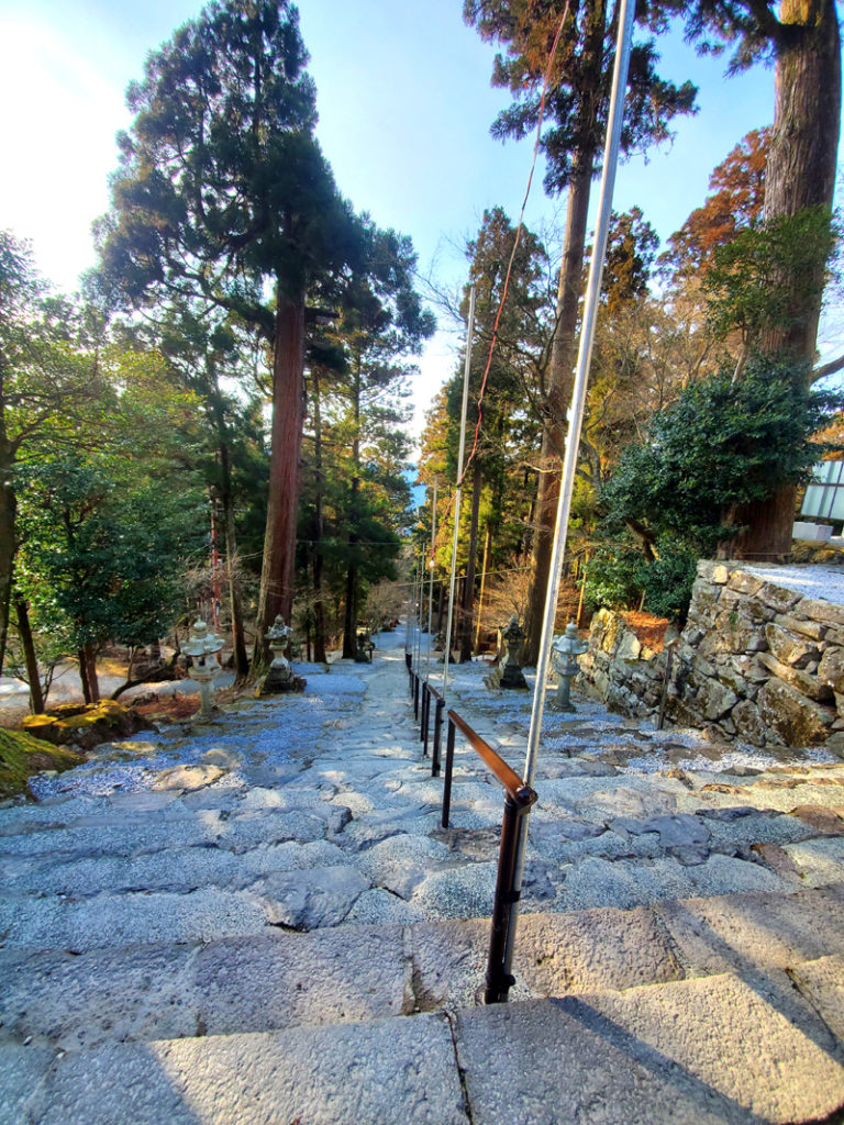 英彦山の階段。
この階段を登るかスロープカーに乗って登るかどちらにしますか？