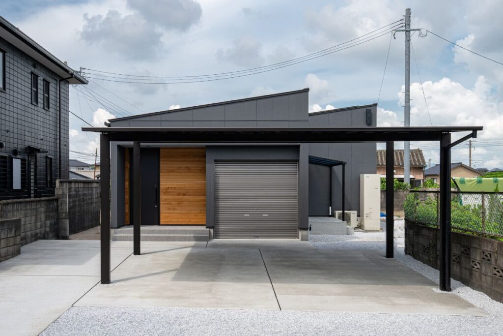 黒のバイクガレージのある外観