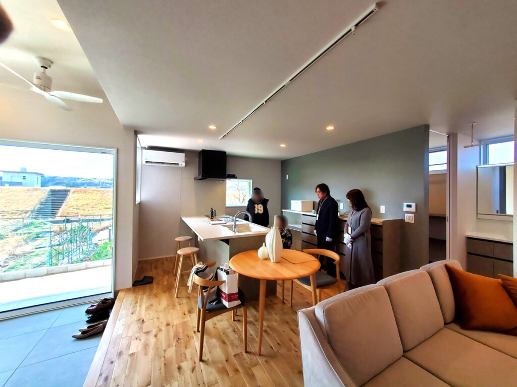 福岡県田川郡大任町の注文住宅 完成見学会 平屋のLDKとキッチン