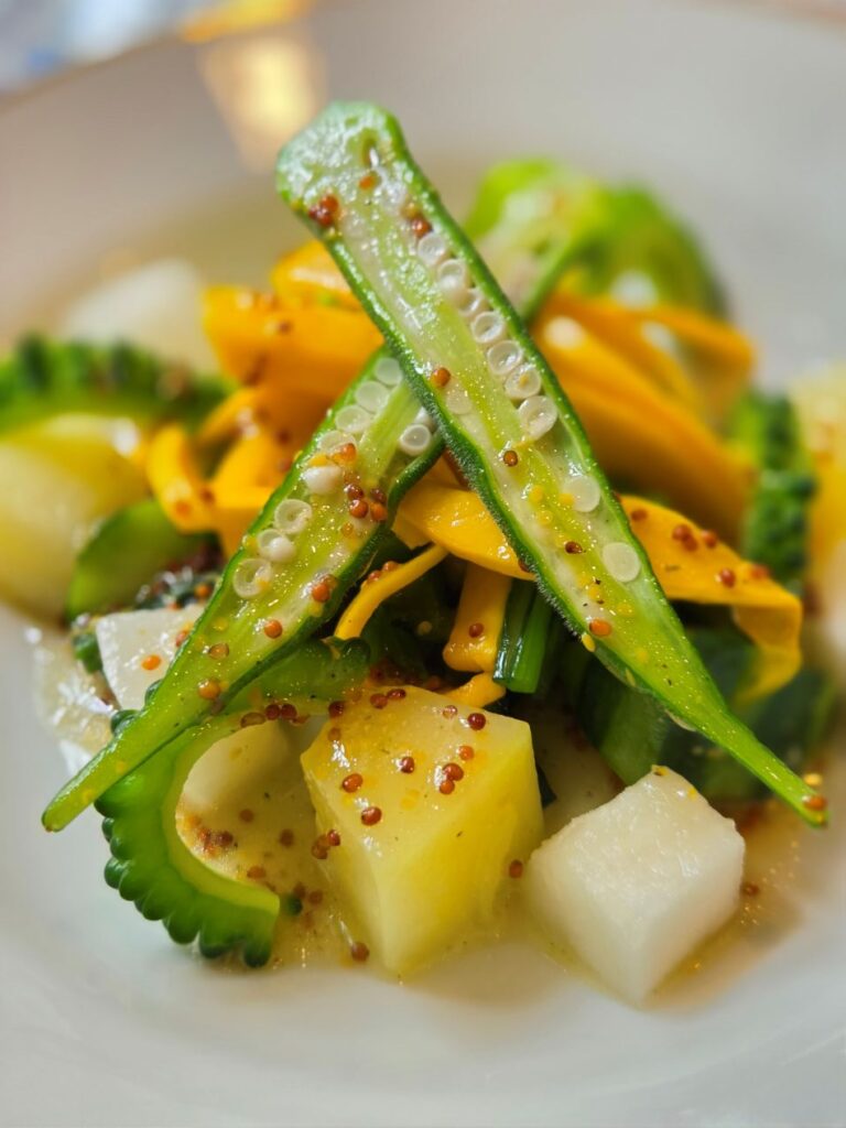 地元の旬の野菜をふんだんに使ったサラダ。手作りのドレッシング