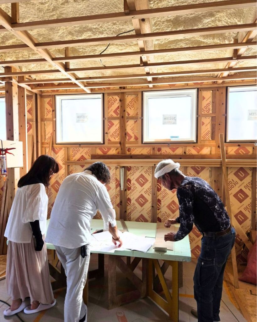 現場で大工さんと打合せ
